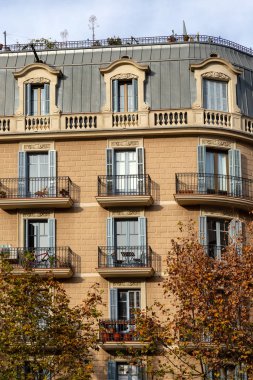 Tipik bina cephe balkonlu Barcelona, İspanya 