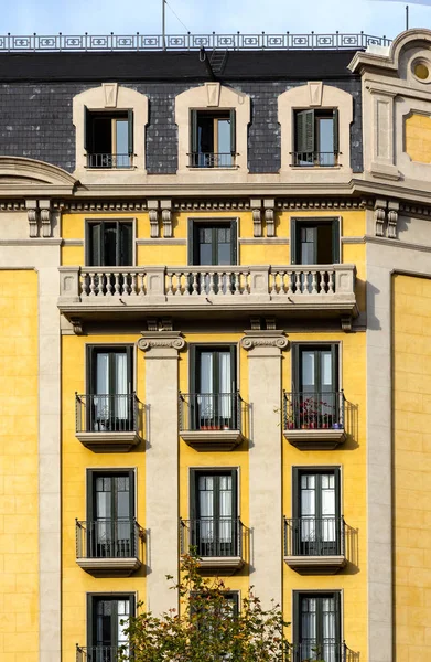 Типичный Фасад Здания Балконами Барселоне Испания — стоковое фото