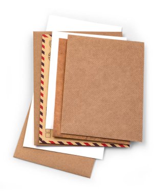 Ahşap arka plan üzerinde izole zarf