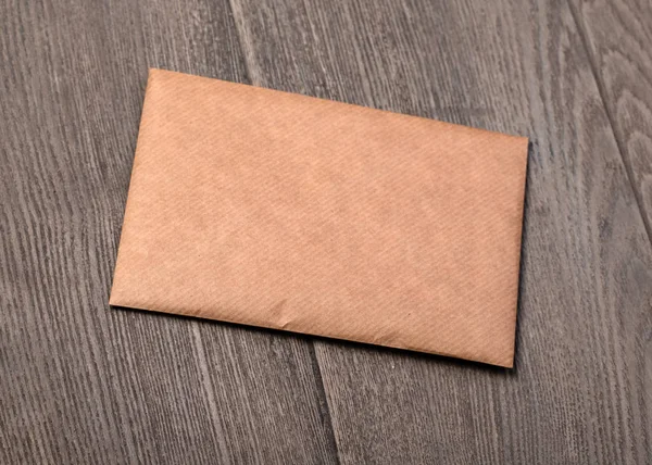 木製の背景に古い茶色の封筒 — ストック写真