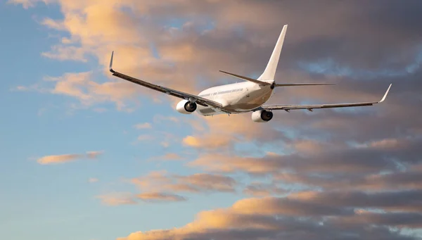 Flugzeug Landschaft Mit Großen Weißen Passagierflugzeug Fliegt Den Roten Himmel — Stockfoto