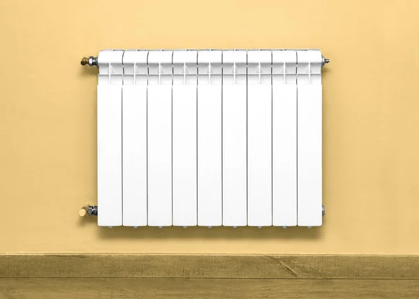 Witte Radiator Een Appartement Radiator Uitknippad — Stockfoto