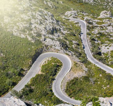 Dağ serpantin Coll dels sarma güzel turistler arasında popüler araba otomobiller Reis, Mallorca, İspanya
