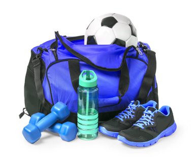 Spor aletleriyle dolu spor çantası. Kırpma yolu olan beyaza izole edilmiş.