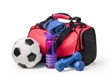 Spor aletleriyle dolu spor çantası. Kırpma yolu olan beyaza izole edilmiş.