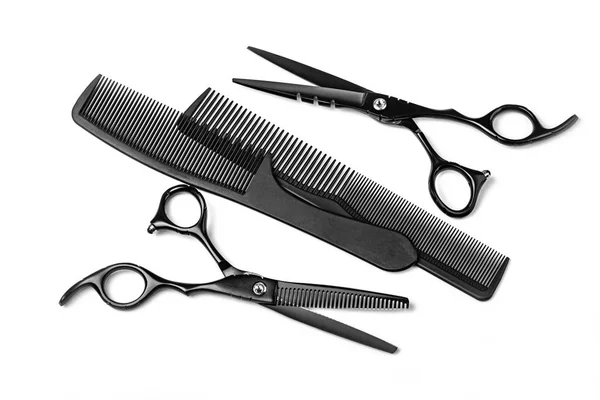 黑色剪刀和梳子隔离在白色背景 — 图库照片