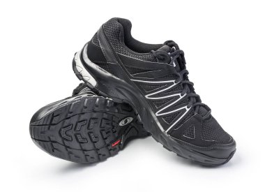 Kişinev, Moldova 19 Eylül 2015: Salomon ayakkabı beyaz arka plan üzerinde. Ünlü spor ekipmanları imalat şirketi Salomon grubudur