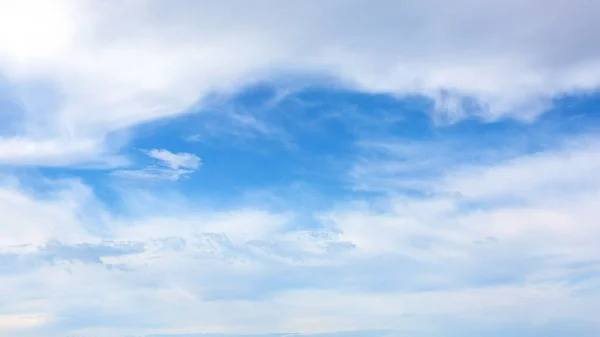 Небо, которое видно сквозь облака — стоковое фото