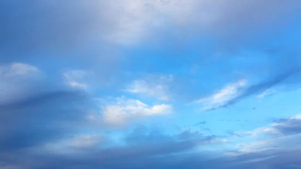 Langit yang terlihat melalui awan — Stok Foto