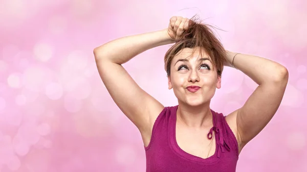 Jong meisje ongelukkig met haar droog en beschadigd haar — Stockfoto