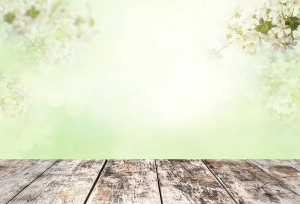 Holz Tischplatte auf Unschärfe weiß grün — Stockfoto