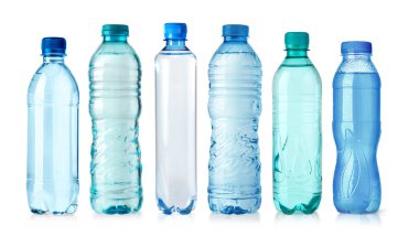 plastik su şişesi üzerinde beyaz izole 