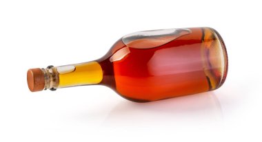 Beyaz arka plan üzerinde izole dolu viski şişesi 