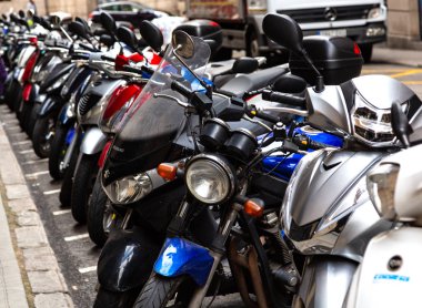 Park üzerinde pek çok motobikes,