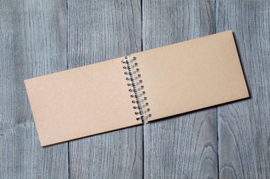 kahverengi boş not defteri 