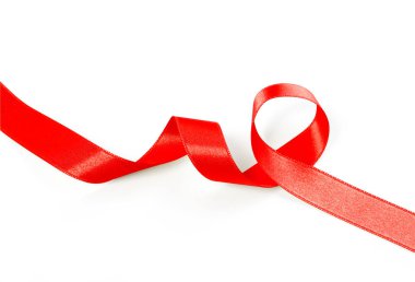 beyaz üzerine kırmızı kurdele 