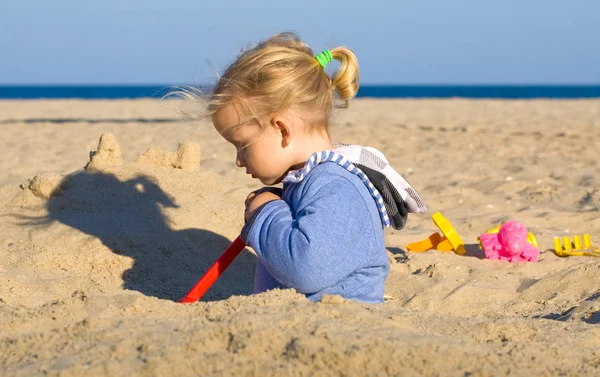 Girl playing in the sand — Stock Photo, Image