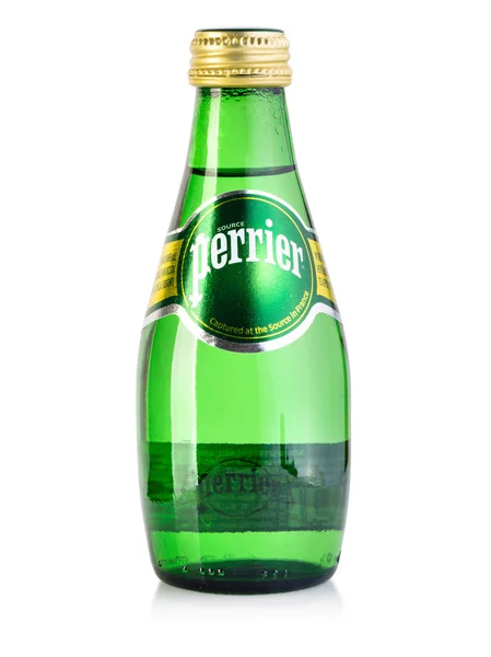 "Perrier" zöldpalack izolált — Stock Fotó