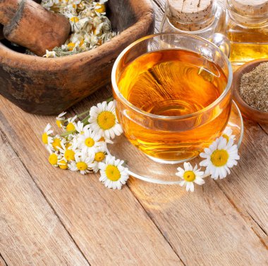 Tıbbi papatya çayı fincan 