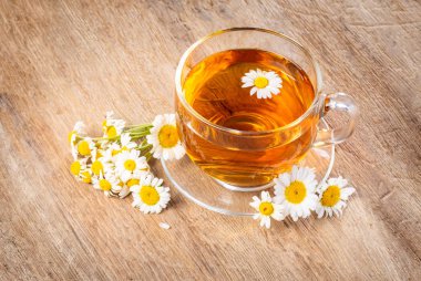 Tıbbi papatya çayı fincan 