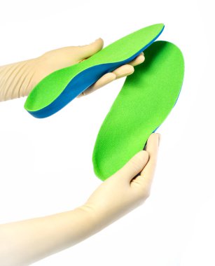 Ayakkabı astarı ile kadın ortopedi uzmanı 