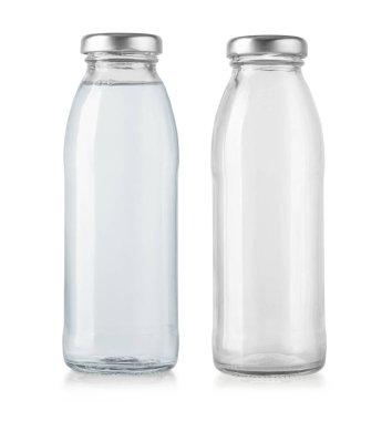 Cam su şişesi üzerinde beyaz izole 