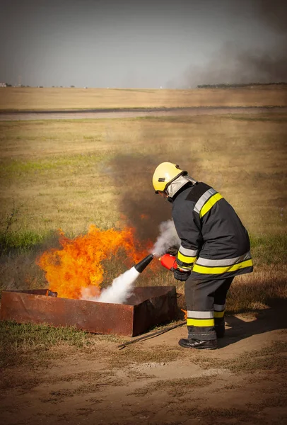 Instrutor em um fogo de treinamento — Fotografia de Stock