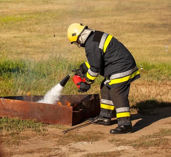 Instructor on a training fire — Stock Photo, Image