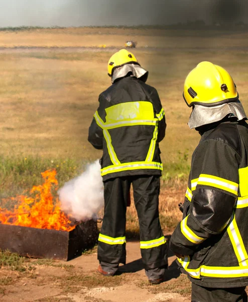 Instructor en un fuego de entrenamiento — Foto de Stock