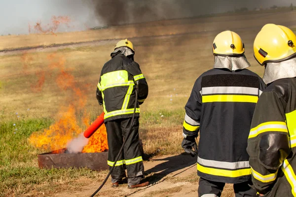 Instructor en un fuego de entrenamiento — Foto de Stock