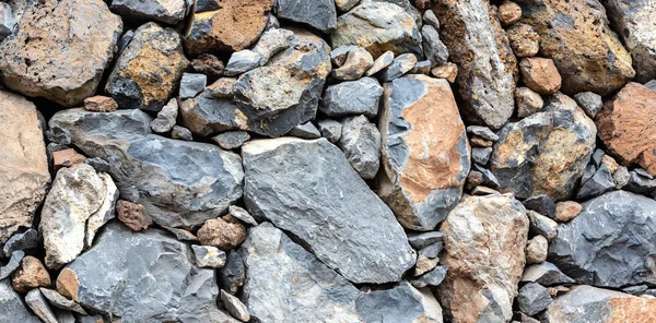 A parede decorativa é forrada com pedra selvagem — Fotografia de Stock