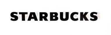 Beyaz duvarda Starbucks logosu