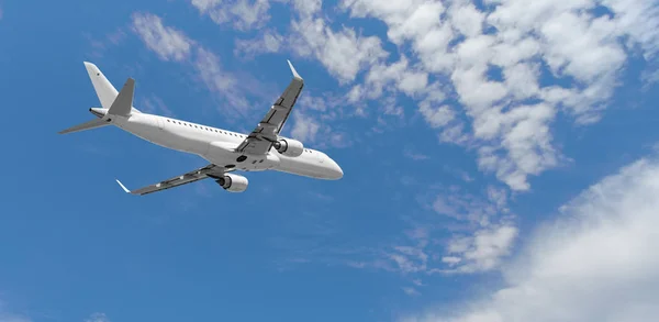 Repülőgép repül a kék égen, — Stock Fotó