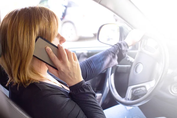 Driver talking her mobile phone — Stock Photo, Image