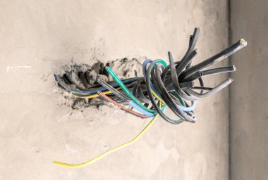 Elektrik telleri ile bitmemiş bir elektrik prizi