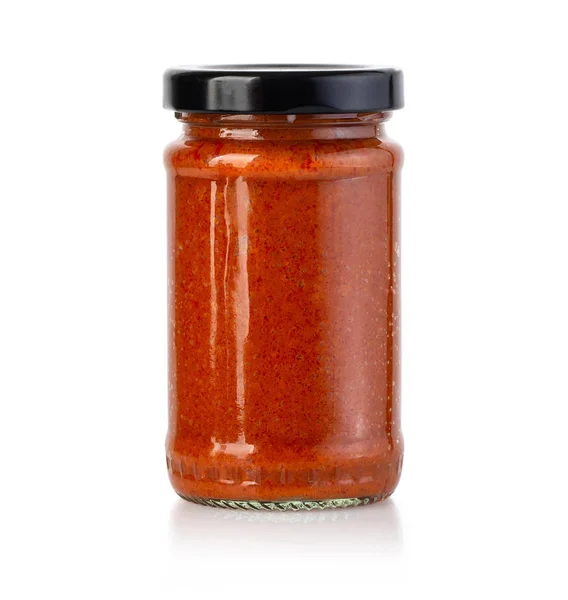 Tarro de salsa de tomate sobre fondo blanco — Foto de Stock