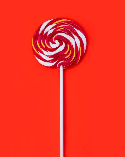 Kleurrijke Lolly Rode Achtergrond Plat Gelegd Minimaal Concept — Stockfoto