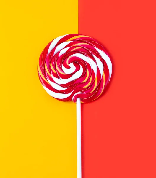 Lollipop Colorido Sobre Fondo Rojo Amarillo Puesta Plana Concepto Mínimo —  Fotos de Stock
