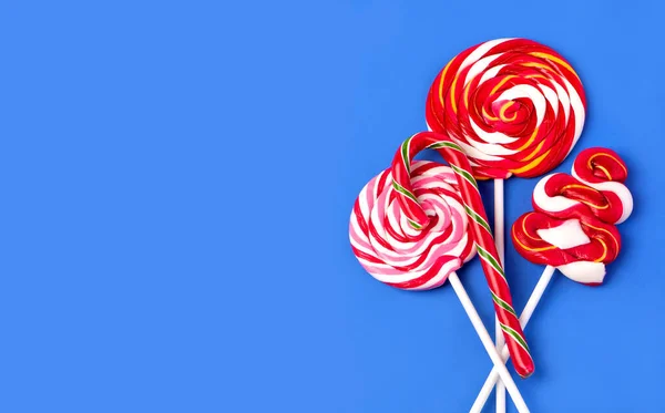 Kleurrijke Lolly Blauwe Achtergrond Plat Gelegd Minimaal Concept — Stockfoto