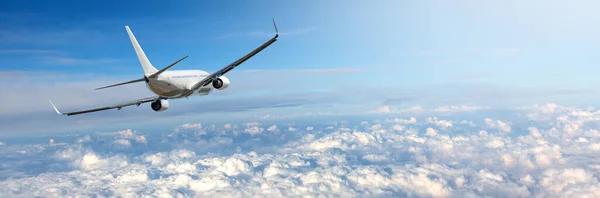Mavi Gökyüzünde Bulutlarda Bir Uçağın Panoraması — Stok fotoğraf