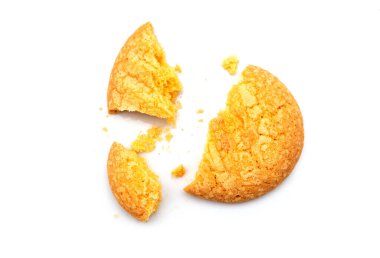 Beyaz arkaplanda izole edilmiş tereyağlı kurabiyeler