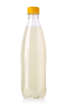 Enerji içeceği plastik şişe beyaz arka planda kırpma yolu ile