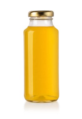 Şişe elma suyu kesme yolu ile beyaz üzerinde izole