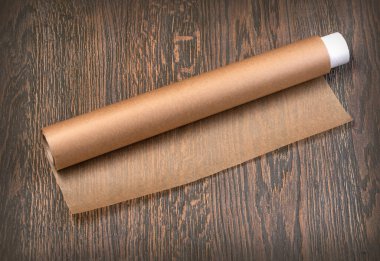 Ahşap zemin üzerinde parşömen kağıdı rulosu