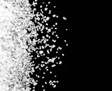 Siyah arka plana beyaz deniz tuzu döküldü. Siyah arkaplanda kristal çakıl taşlarını temizle