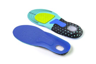 Beyaz arka planda spor ayakkabıları için ortopedik tabanlar