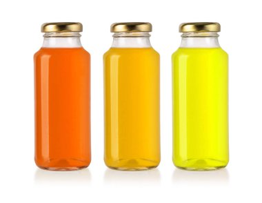 Beyaz arka planda izole edilmiş meyve suyu şişeleri