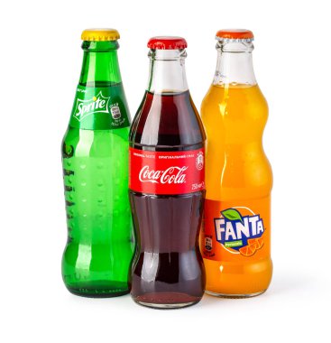 Chisinau, Moldova - 26 Nisan 2020: Klasik Coca-Cola şişesi, Fanta, Sprite beyazda izole edildi.