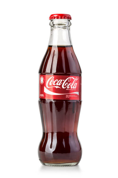 Кишинев, Молдова 15 марта 2016 года: стеклянная бутылка Coca Cola, изолированная на белом с вырезкой
