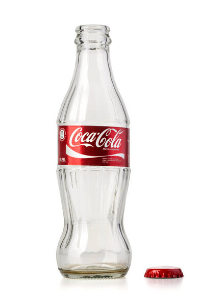Кишинев, Молдова 15 марта 2016 года: Пустая стеклянная бутылка Coca Cola, изолированная на белом с вырезкой
